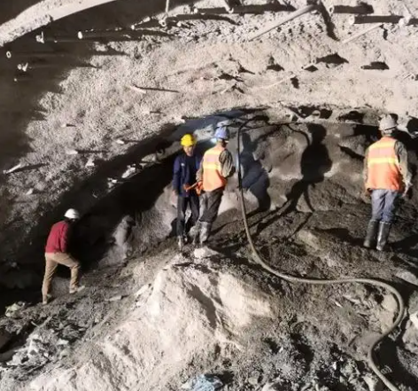 洛隆隧道拱顶带模注浆料，微膨胀注浆料的特点及施工工艺